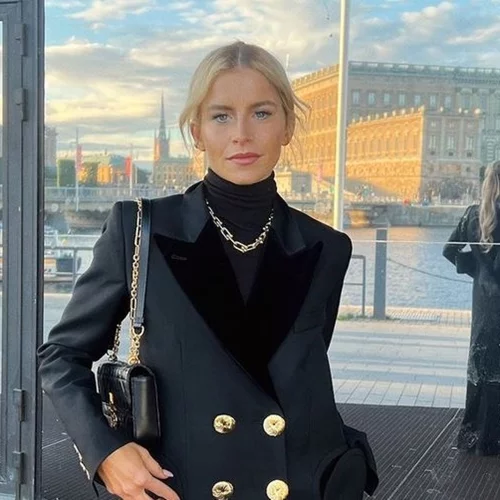 Very demure, Very mindful | Πώς μεταφράζεται στιλιστικά το νέο TikTok trend;