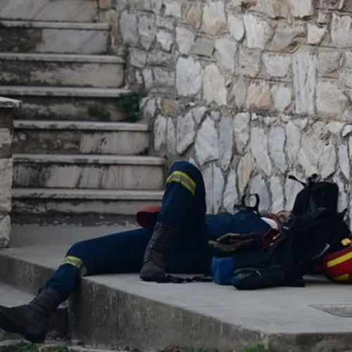 Φωτιά στην Αττική: Συγκλονίζει η εικόνα του εξαντλημένου πυροσβέστη μετά την ολονύχτια μάχη