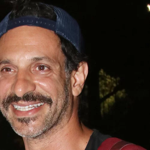 Ο Γιώργος Χρανιώτης απαθανατίζει τον γιο του να τρώει γλυκά pancakes σε brunch spot του Ναυπλίου