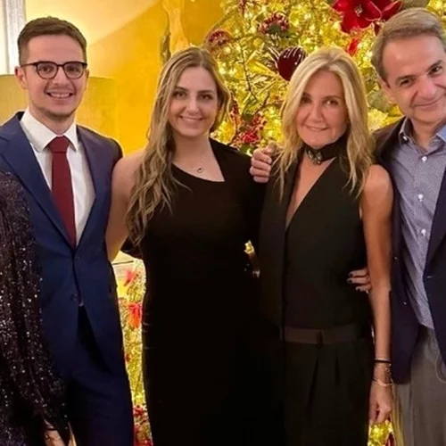 Κυριάκος Μητσοτάκης | Η οικογενειακή φωτογραφία από το πρωτοχρονιάτικο ρεβεγιόν
