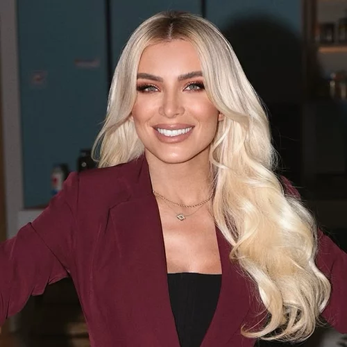 Μια ματιά στο σπίτι της Κατερίνας Καινούργιου | Το τζάκι στο σαλόνι και τα ξύλινα πατώματα