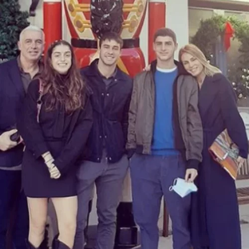 Αντώνης Νικοπολίδης | Η σπάνια φωτογραφία με τη σύζυγό του και τα τρία πανύψηλα παιδιά τους