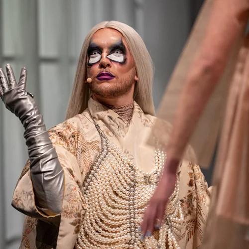 Η Έλλη Παπακωνσταντίνου παρουσιάζει τις Βάκχες, ένα έργο για το τέλος της πατριαρχίας, τη θηλυκότητα και το queer