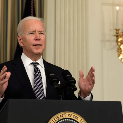 Ο Biden τηρεί την παράδοση - Έδωσε χάρη σε δύο γαλοπούλες για τη γιορτή των Ευχαριστιών [εικόνες]