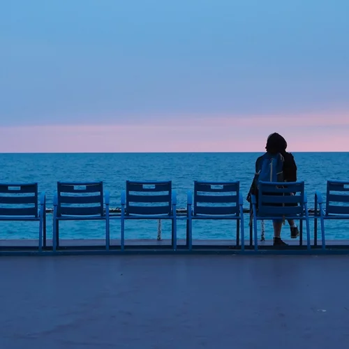 Νιώθεις ότι "φλερτάρεις" με την κατάθλιψη; Τα σημάδια που θα σε βοηθήσουν να το καταλάβεις