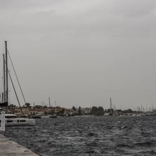 Συννεφιασμένος ο καιρός την Κυριακή - Παραμένουν οι χαμηλές θερμοκρασίες, ισχυροί άνεμοι στα πελάγη