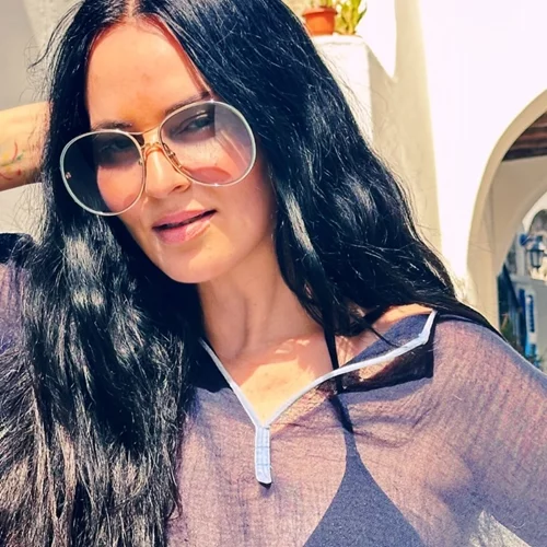 Η Ζενεβιέβ Μαζαρί είναι μία από εμάς | Ξεκούμπωσε το παντελόνι της από το πολύ φαγητό στις διακοπές της