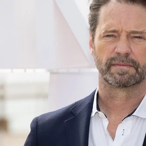 35 χρόνια πριν-Jason Priestley και Brad Pitt | "Zούσαμε με νουντλς, μπύρες και τσιγάρα".