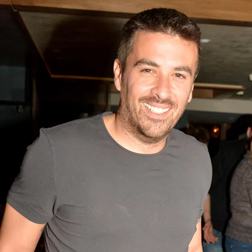 Ο Γιάννης Αϊβάζης μαγειρεύει στην κουζίνα του (νέου) σπιτιού του