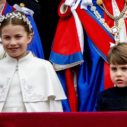 Πριγκίπισσα Σάρλοτ | Η σπάνια εμφάνιση με τον πατέρα της εν μέσω διακοπών - Χαμογελαστή με σορτς και μαρινιέρα