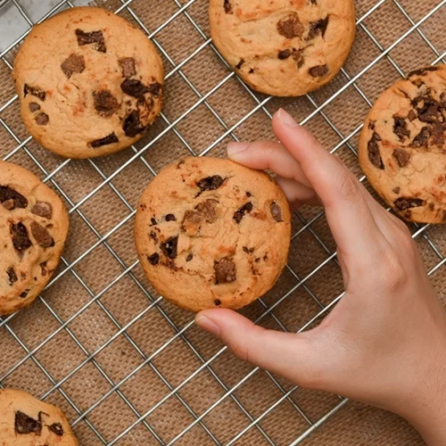 5+1 απολαυστικές κρέμες σώματος για να μυρίζεις σαν φρεσκοψημένο μπισκοτάκι