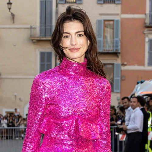 Πώς θα ντυθείς σαν σταρ τις γιορτές | Πολύτιμα tips από τη στιλίστρια της Anne Hathaway και της Sarah Jessica Parker