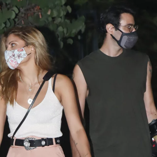 Η Μαίρη Συνατσάκη αισθάνεται πολύ cool | Οι εναλλακτικές διακοπές με τον Ίαν Στρατή (pics)