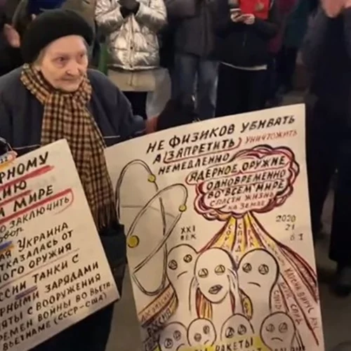 H αμήχανη στιγμή που η ρωσική αστυνομία συλλαμβάνει γιαγιά που διαδηλώνει κατά του πολέμου