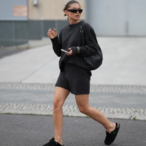 H μίνι καπιτονέ τσάντα από τη συλλογή της Oysho είναι το must - have αξεσουάρ του χειμώνα