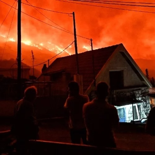 Δύο νεκροί από τη φωτιά στο Ξυλόκαστρο Κορινθίας - Ολονύχτια μάχη με τις φλόγες από τις πυροσβεστικές δυνάμεις (βίντεο)