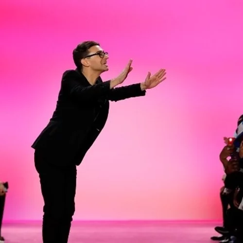 Έκθεση με δημιουργίες των Christian Siriano και Ashley Longshore διερευνά της σχέση μόδας και εικαστικών τεχνών