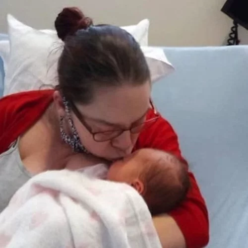 Η απίστευτη ιστορία της γυναίκας που κατάλαβε ότι ήταν έγκυος δέκα μέρες πριν από τον τοκετό