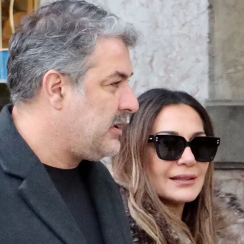 Η Δέσποινα Βανδή χεράκι χεράκι με τον Βασίλη Μπισμπίκη στο κέντρο της Αθήνας