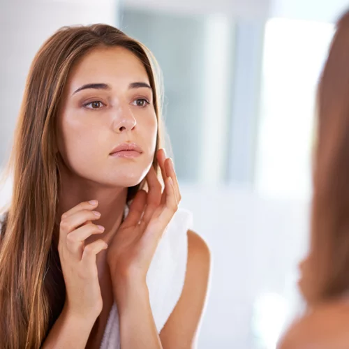 Πώς θα εντάξεις το σαλικυλικό οξύ στην skincare ρουτίνα σου ώστε να απαλλαγείς από τα ενοχλητικά σπυράκια