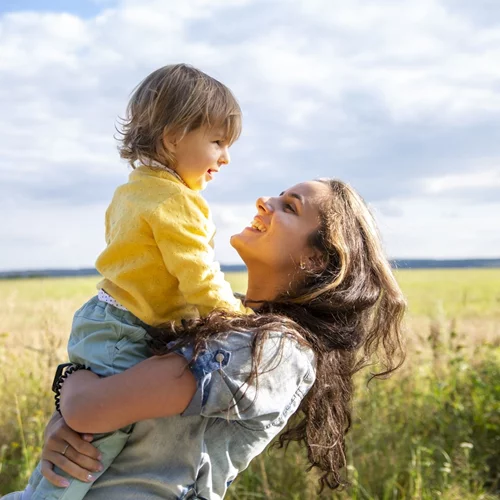 4 θετικές φράσεις που χρησιμοποιούν οι γονείς που μεγαλώνουν ευτυχισμένα παιδιά