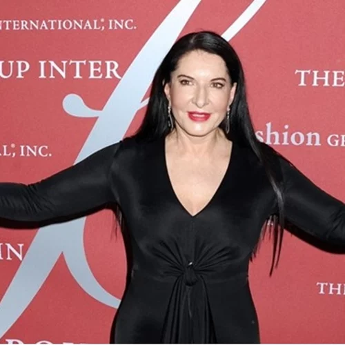Marina Abramović | Η 77χρονη performer λανσάρει τη δική της skincare σειρά. Ή μήπως πρόκειται για μια ακόμα performance art;