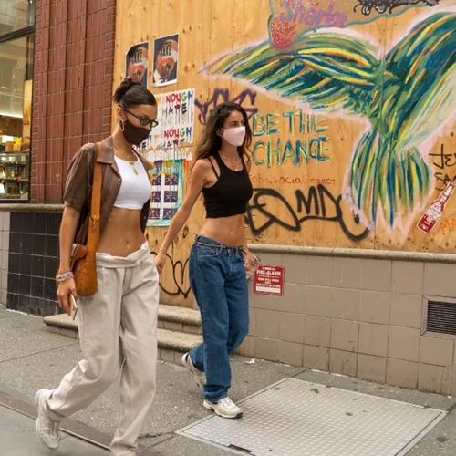 Βρήκαμε τα καλοκαιρινά αξεσουάρ που θα αναβαθμίσουν και το πιο basic σύνολο