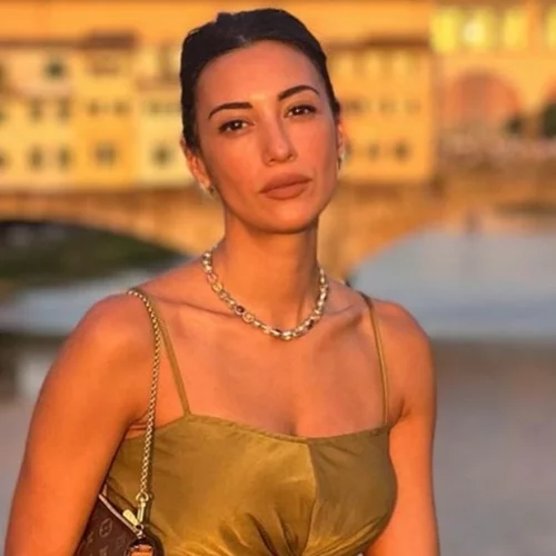 Αυτά είναι τα αγαπημένα φλατ σανδάλια της Ευγενίας Σαμαρά για τις βόλτες στην πόλη