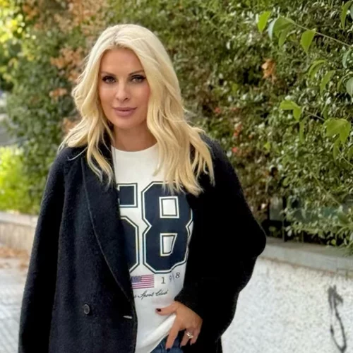 Ελένη Μενεγάκη | Ο αλάνθαστος και άνετος συνδυασμός που δημιουργεί με τα τζιν παντελόνια