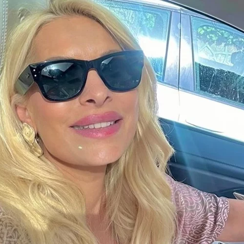 "Να μας χαίρεστε" | Η Ελένη Μενεγάκη με καφτάνι μέσα στο αμάξι της