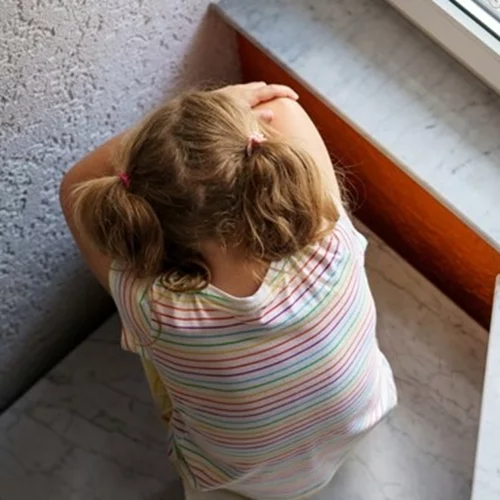 Έκλειναν τα παιδιά σε αποθήκη για… τιμωρία