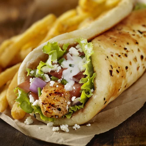 Ο πιο εύκολος σπιτικός γύρος κοτόπουλο που έχεις δοκιμάσει | Η συνταγή που θα σε κάνει να ξεχάσεις το delivery