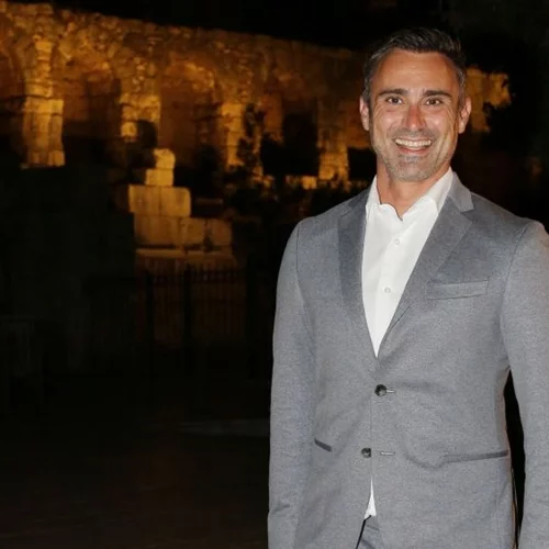 Γιώργος Καπουτζίδης | Πρωινές επισκέψεις στο πετρόχτιστο σπίτι του στην Αίγινα