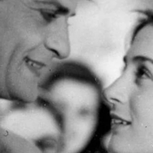 Η σπάνια φωτογραφία του Λάμπρου Κωνσταντάρα με την Έλλη Λαμπέτη και την θετή της κόρη