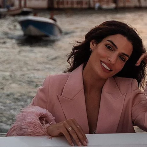 Φεστιβάλ Βενετίας | Η Τόνια Σωτηροπούλου με το πιο κομψό κοστούμι στο κόκκινο χαλί