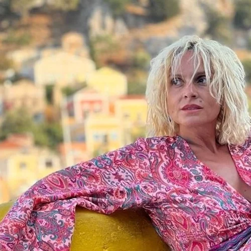 Η Ελεωνόρα Ζουγανέλη ποζάρει με φόρεμα στο χρώμα του δέρματος και εντυπωσιάζει