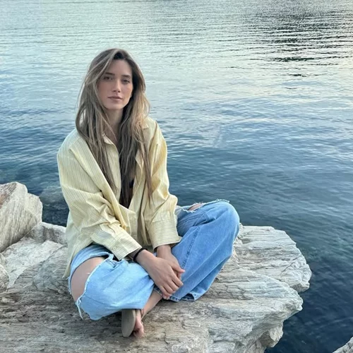 Η Γιολάντα Καλογεροπούλου ποζάρει με φουσκωμένη κοιλιά σε προχωρημένη εγκυμοσύνη