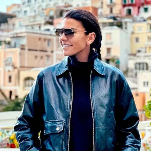 Η Μαρίνα Βερνίκου με total denim σύνολο και ασημί metallic τσάντα στους δρόμους του Λονδίνου