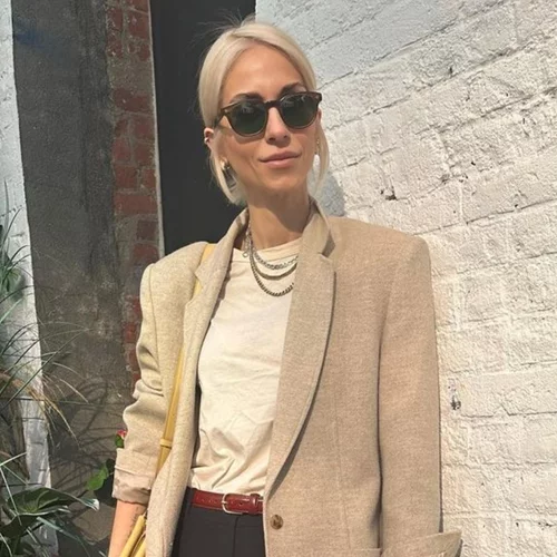 Η Σοφία Καρβέλα συνδυάζει υποδειγματικά το αθλητικό κολάν στο πιο casual chic look για το ΣΚ