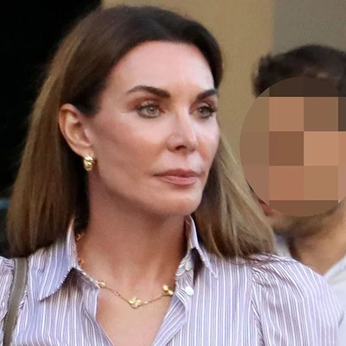 Η Τατιάνα Στεφανίδου στο κέντρο της Αθήνας | Με στενό denim παντελόνι και mules