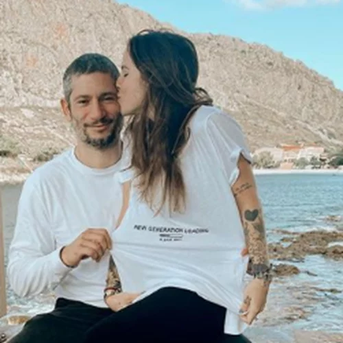 Εριέττα Κούρκουλου | Δείχνει για πρώτη φορά τη φουσκωμένη της κοιλιά, φορώντας μίνι κόκκινο φόρεμα