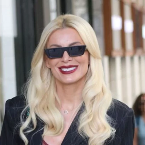 Κατερίνα Καινούργιου | Με μάξι silk φόρεμα σε πρωινή εμφάνιση