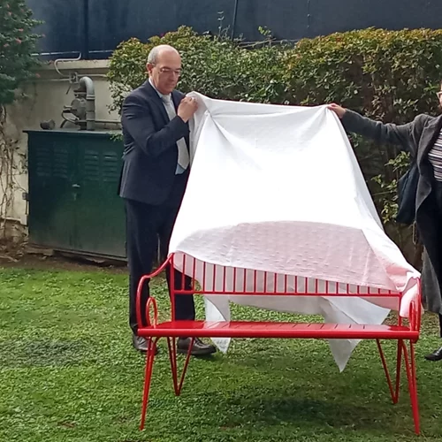 "Κόκκινο παγκάκι": Μια πρωτοβουλία ενάντια στη βία κατά των γυναικών