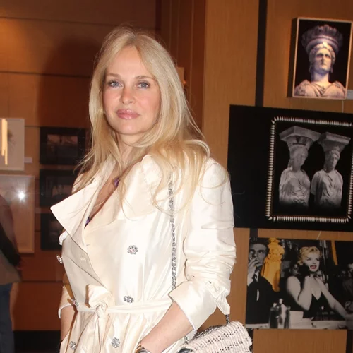 Η Μαρί Κωνσταντάτου με το απόλυτο πανωφόρι της άνοιξης | Μαζί με τον Γιάννη Κεντ στο θέατρο