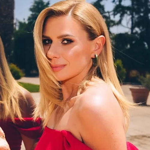 Η Κατερίνα Καραβάτου με το ιδανικό off-shoulder φόρεμα για τον γάμο του Σεπτεμβρίου