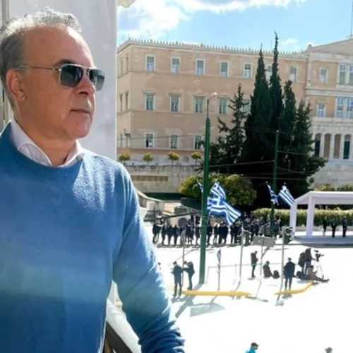 Ο Φώτης Σεργουλόπουλος φωτογραφίζεται φορώντας φουστανέλα