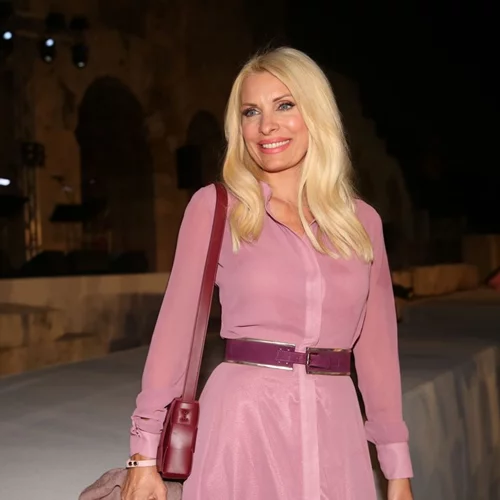 H Ελένη Μενεγάκη δείχνει το εσωτερικό του σπιτιού της στα Μελίσσια