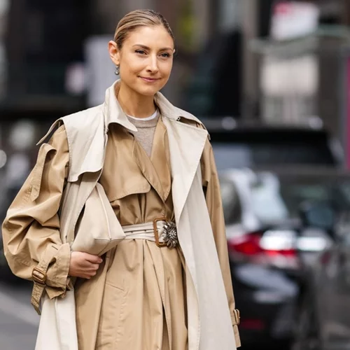 15 άκρως ανοιξιάτικα looks που μπορείς να δημιουργήσεις με μία μπεζ καμπαρντίνα