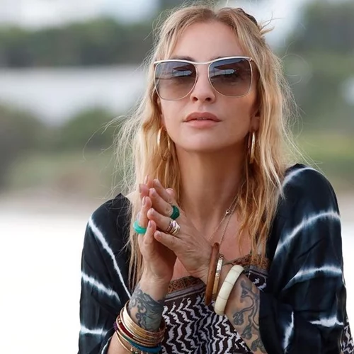 Η Ρούλα Ρέβη φωτογραφίζει τον Αποστόλη Τότσικα αγκαλιά με την κόρη τους, Ειρήνη - Χρυσή, στην πιο όμορφη και καλλιτεχνική φωτογραφία