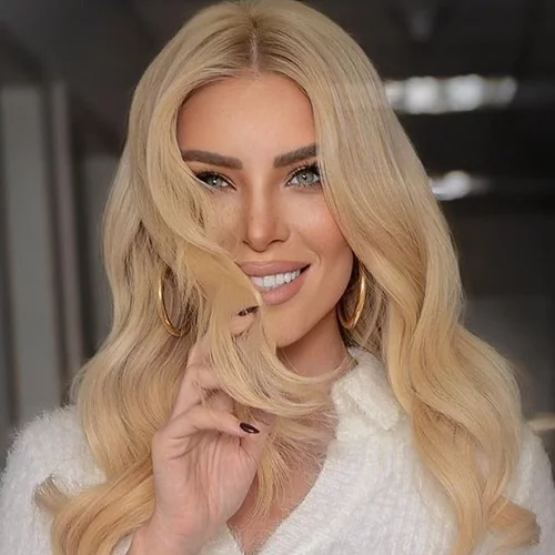 Καλεσμένη σε γάμο ή βάφτιση; Η Κατερίνα Καινούργιου προτείνει 3 μοντέρνα χτενίσματα για κάθε περίσταση